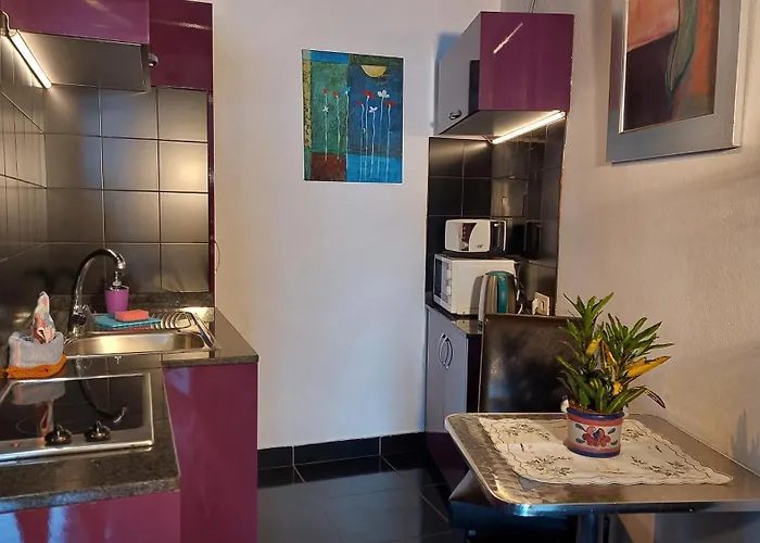 Moderne Mit Privatem Balkon Sowie Meer- Und Gebirgsblick