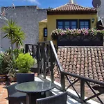 Moderne Mit Privatem Balkon Sowie Meer- Und Gebirgsblick