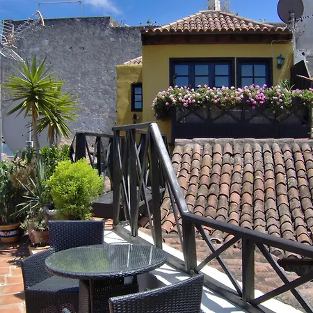 Moderne Mit Privatem Balkon Sowie Meer- Und Gebirgsblick