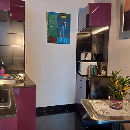 Moderne Mit Privatem Balkon Sowie Meer- Und Gebirgsblick